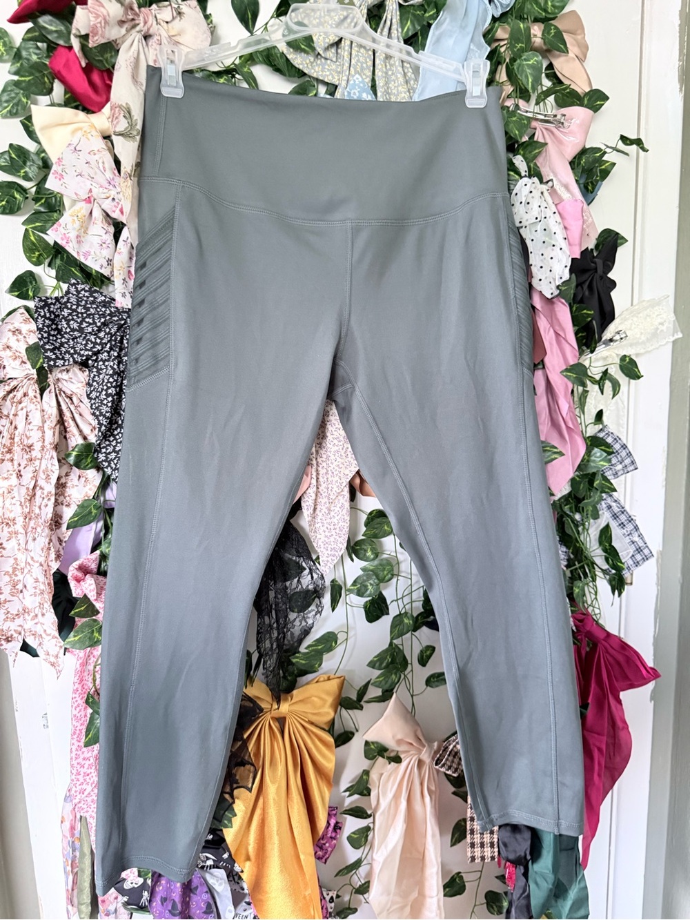 Sleek High-Rise Leggings in Gray